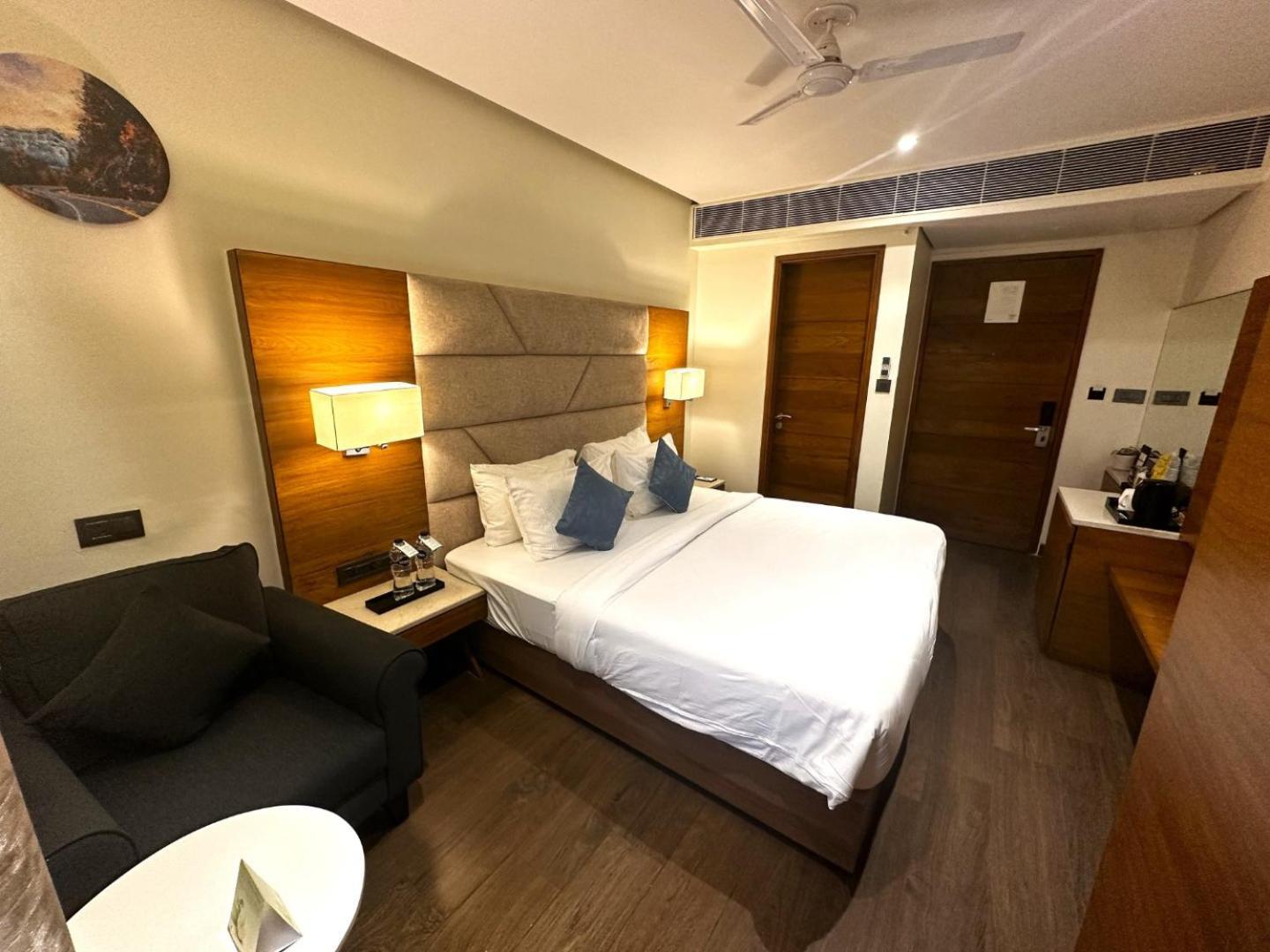 The Glory Suites Near Igi Airport 뉴델리 외부 사진