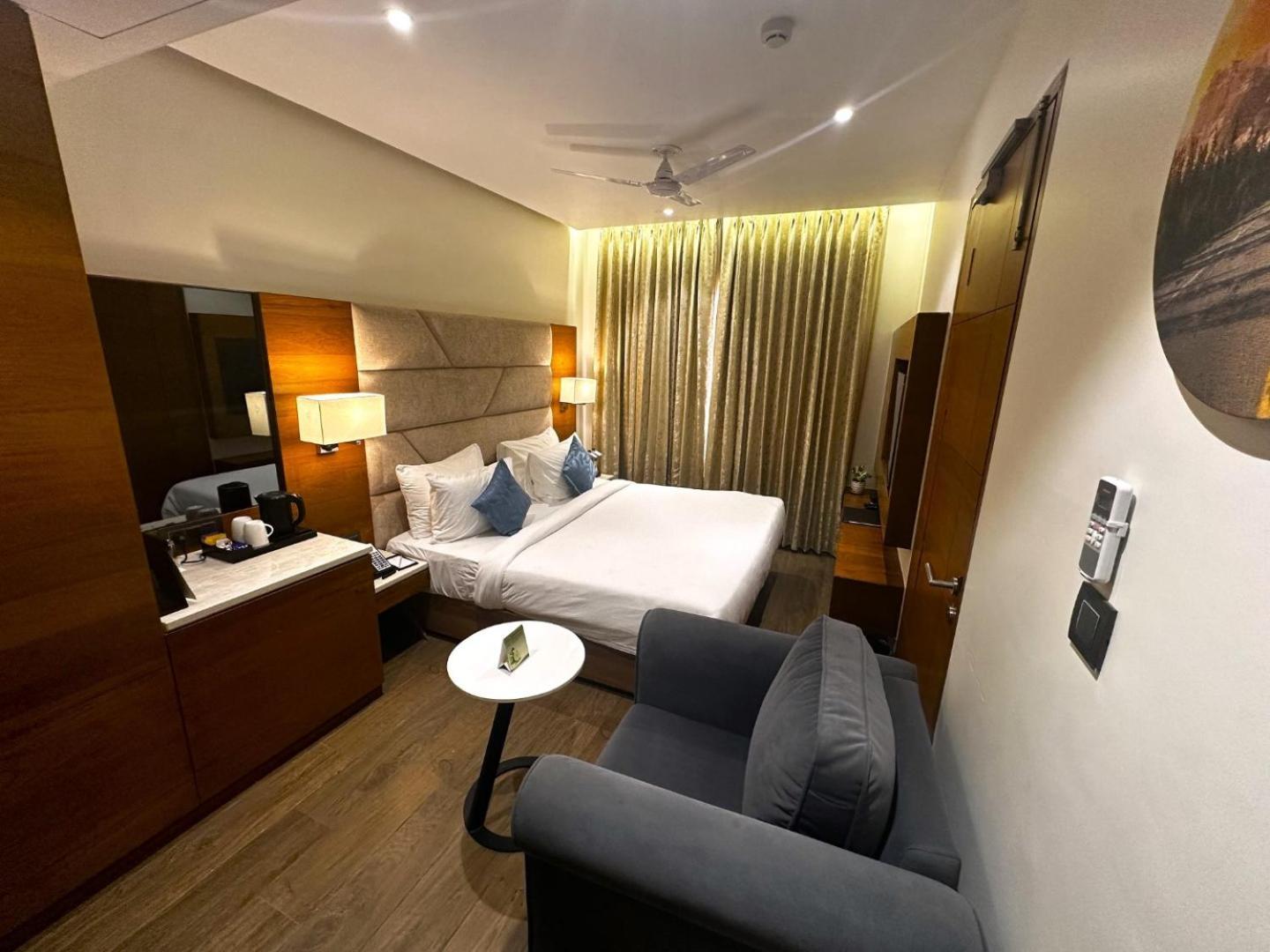 The Glory Suites Near Igi Airport 뉴델리 외부 사진